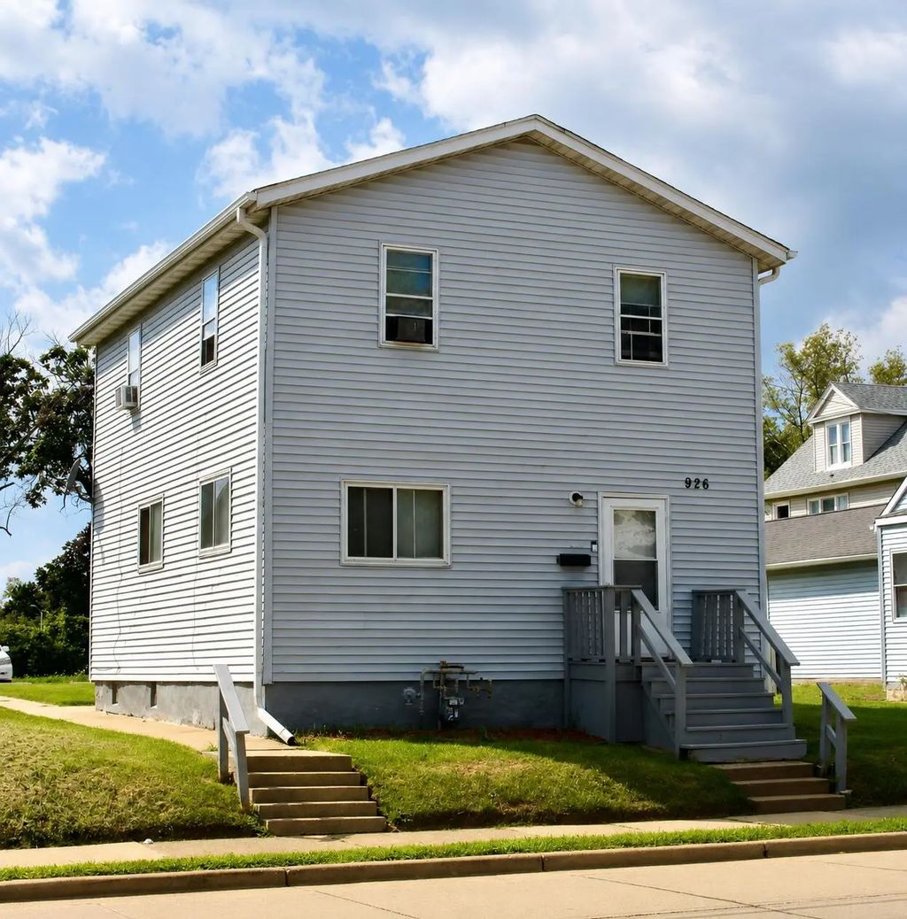 926 N Memorial Dr, Racine