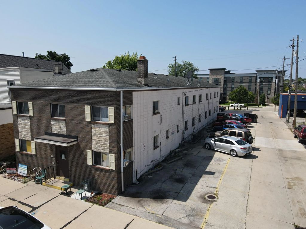 1423 S 81st St, West Allis