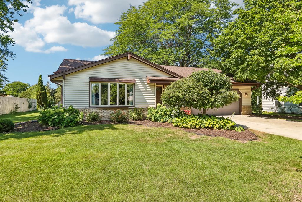 W167n10425 Bridle Path, Germantown