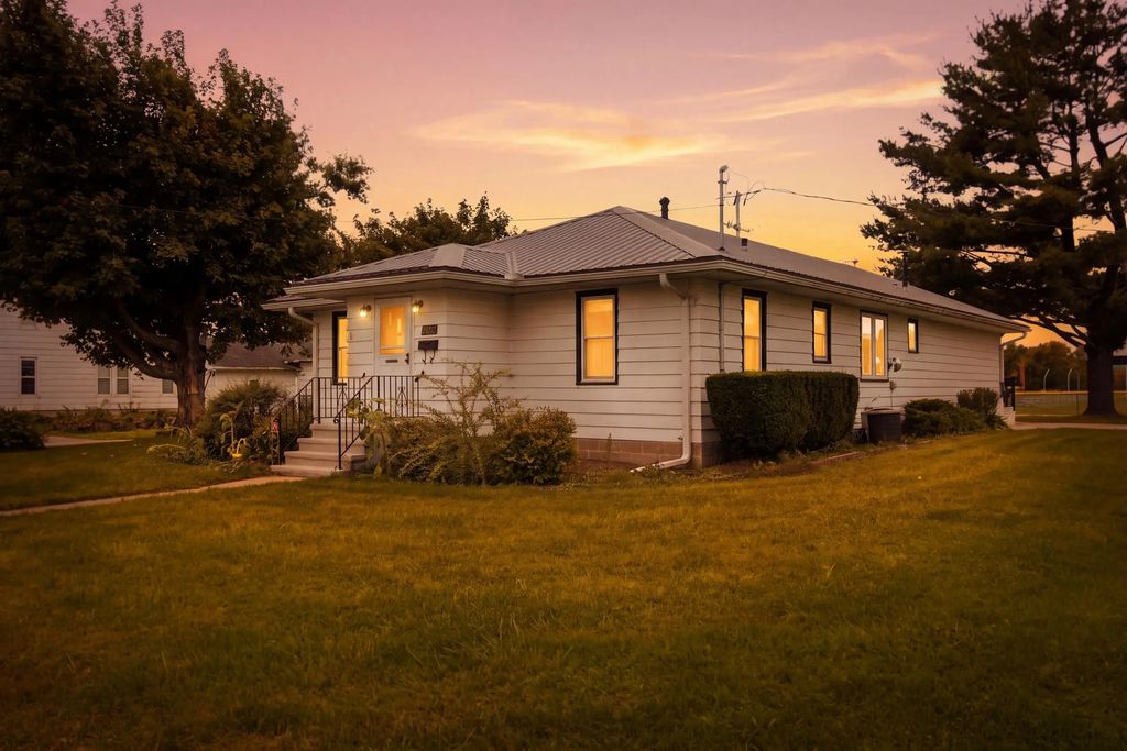 1403 Academy St, Elroy
