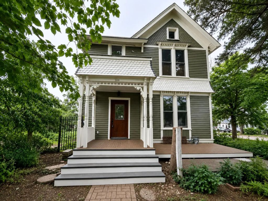 300 W Chestnut St, Burlington