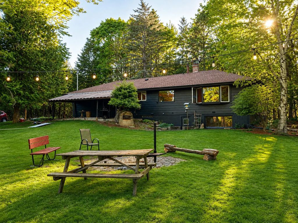 1972 Lake Shore Rd, Grafton