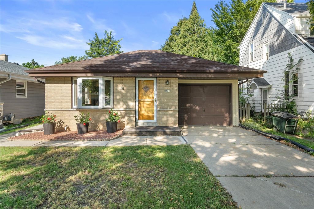 2329 N 115th St, Wauwatosa