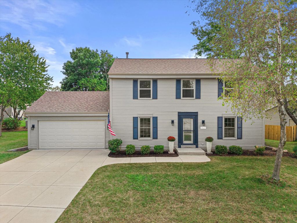 1927 Cliff-alex Ct N, Waukesha