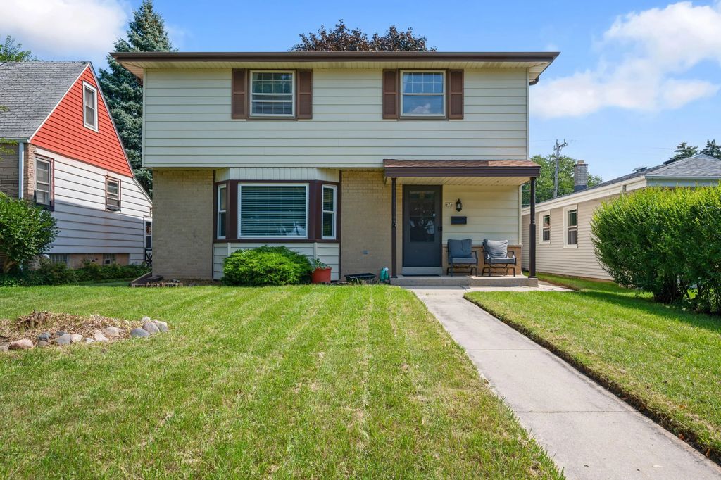 924 S 116th St, West Allis