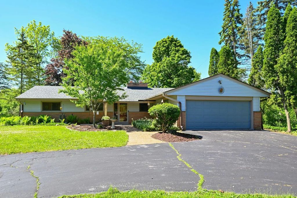 611 W Mequon Rd, Mequon