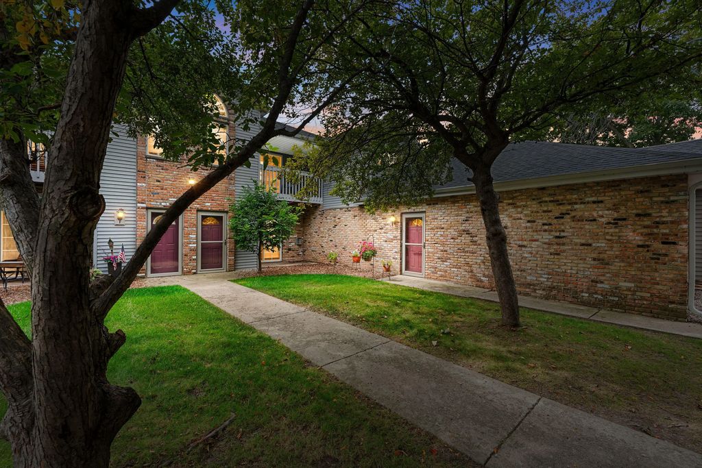 180 W Oak Leaf Dr 8, Oak Creek
