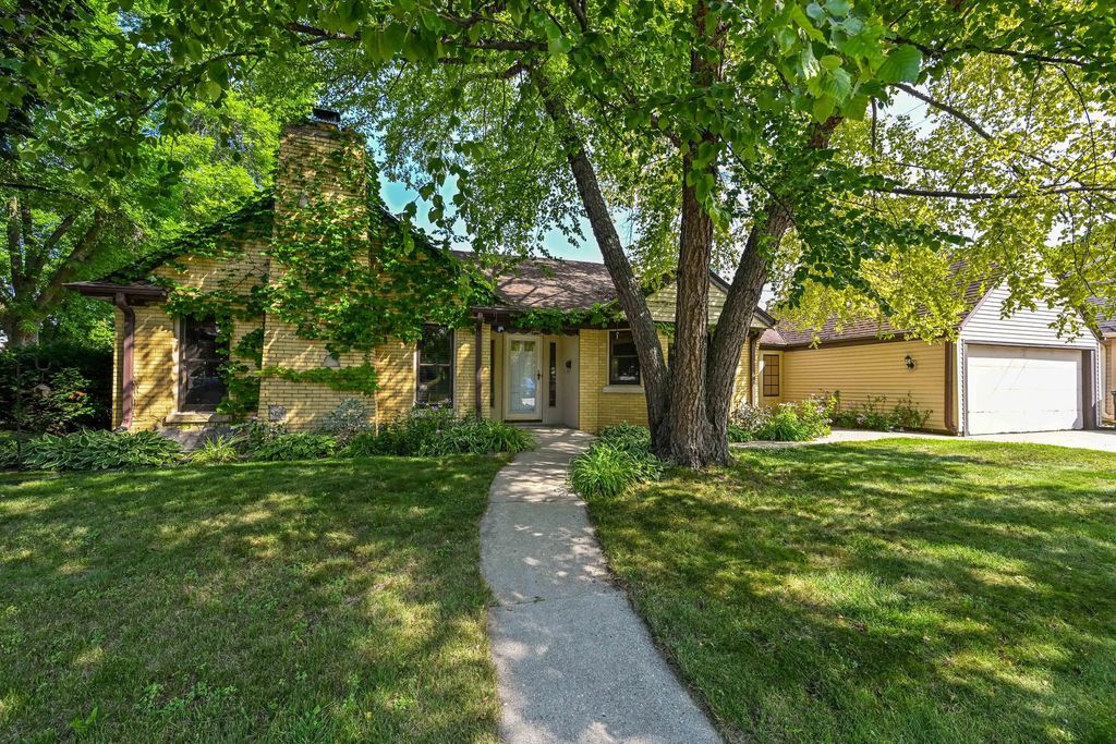 2202 Lefeber Ave, Wauwatosa