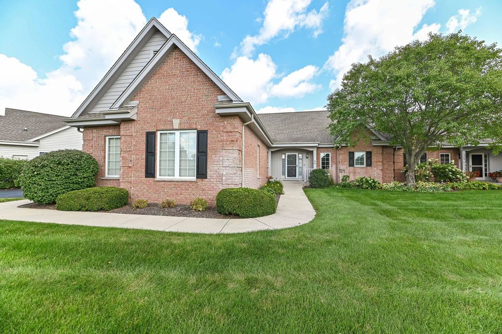 222 Eagle Cove Cir, North Prairie