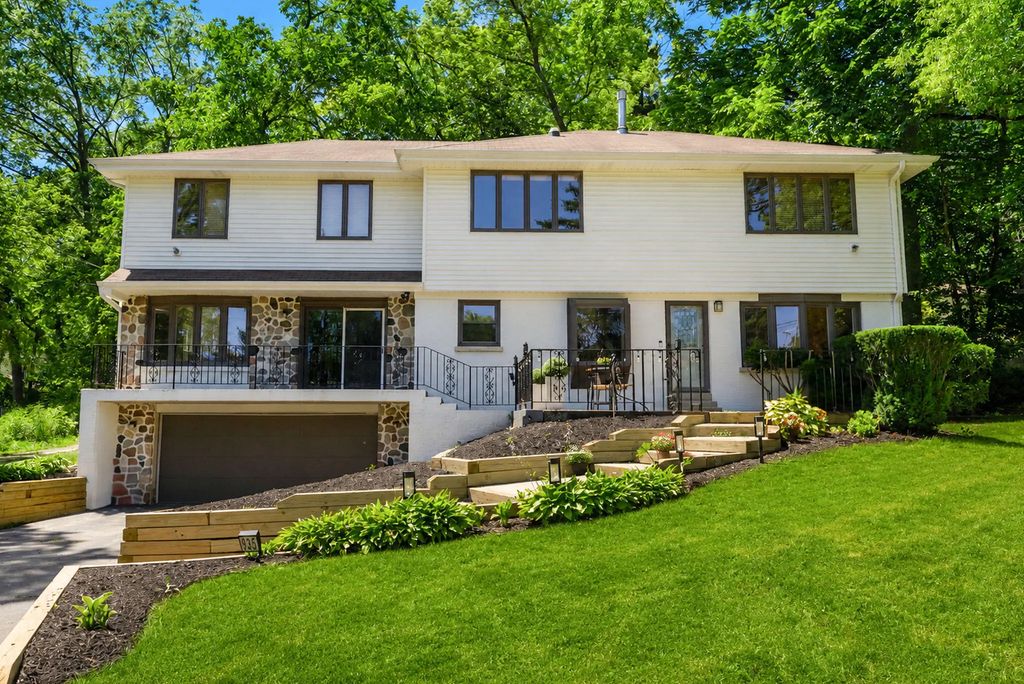 935 N 124th St, Elm Grove