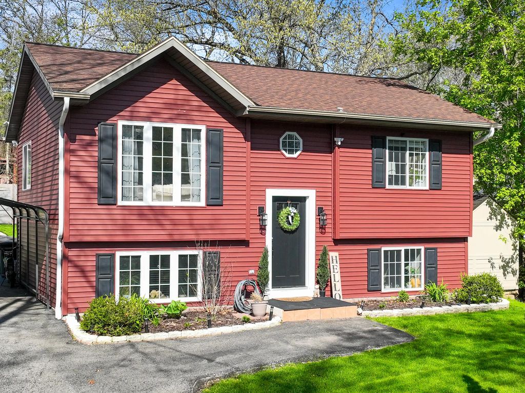 N3311 Queen Rd, Geneva
