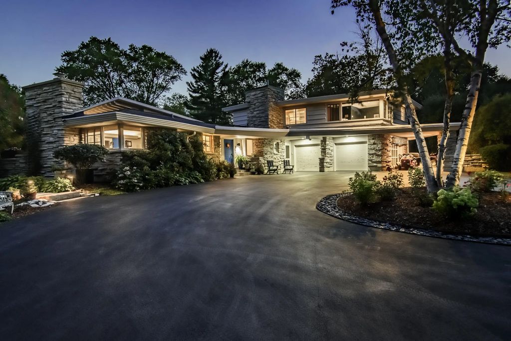 7769 N Club Cir, Fox Point