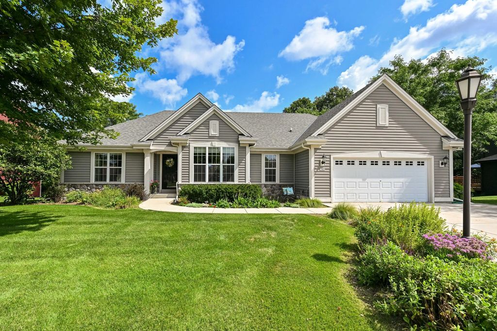 1482 Bluebird Dr, Oconomowoc