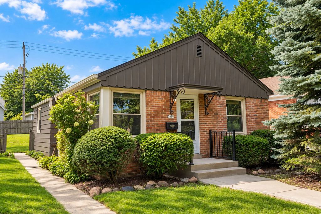 7639 W Lorraine Pl, Milwaukee