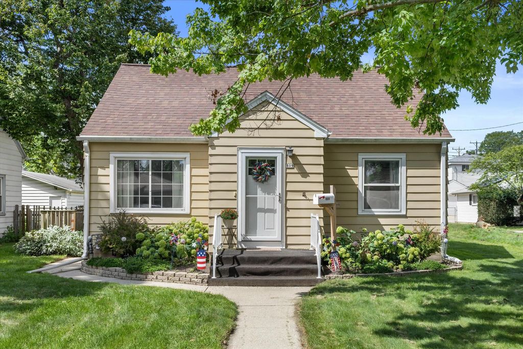 809 S 113th St, West Allis