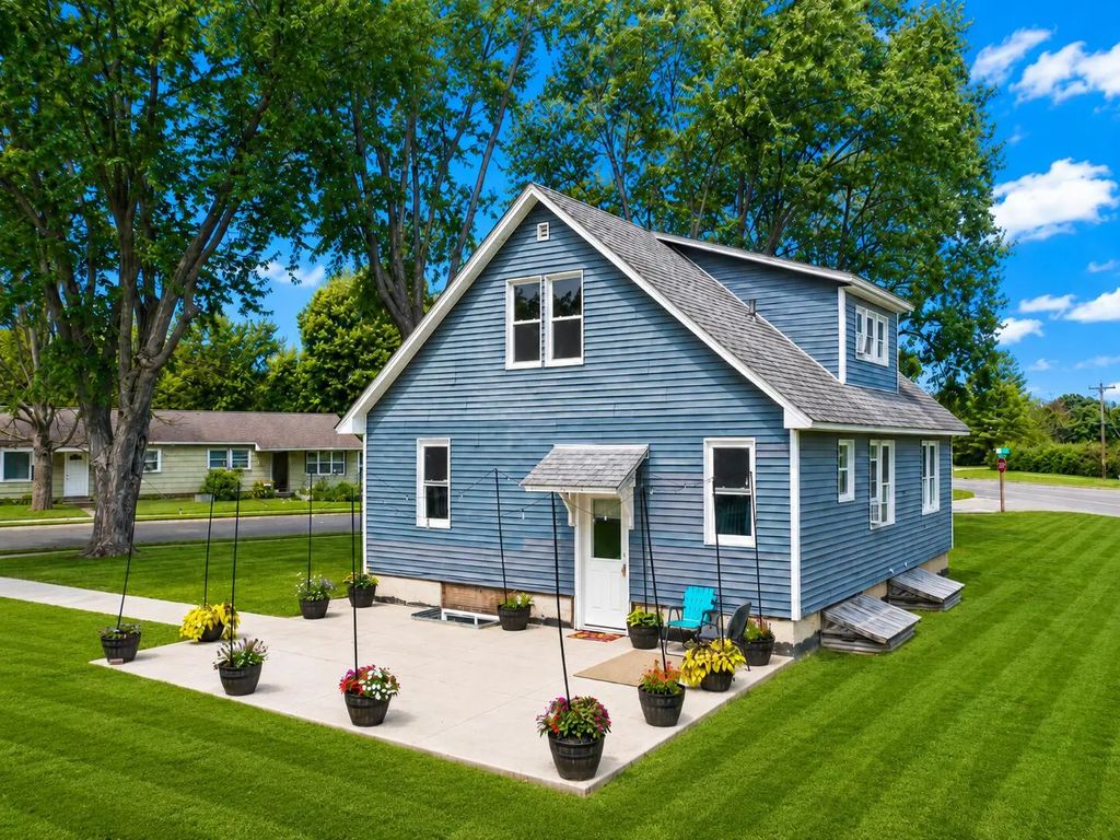 725 Lee Ct, Sparta