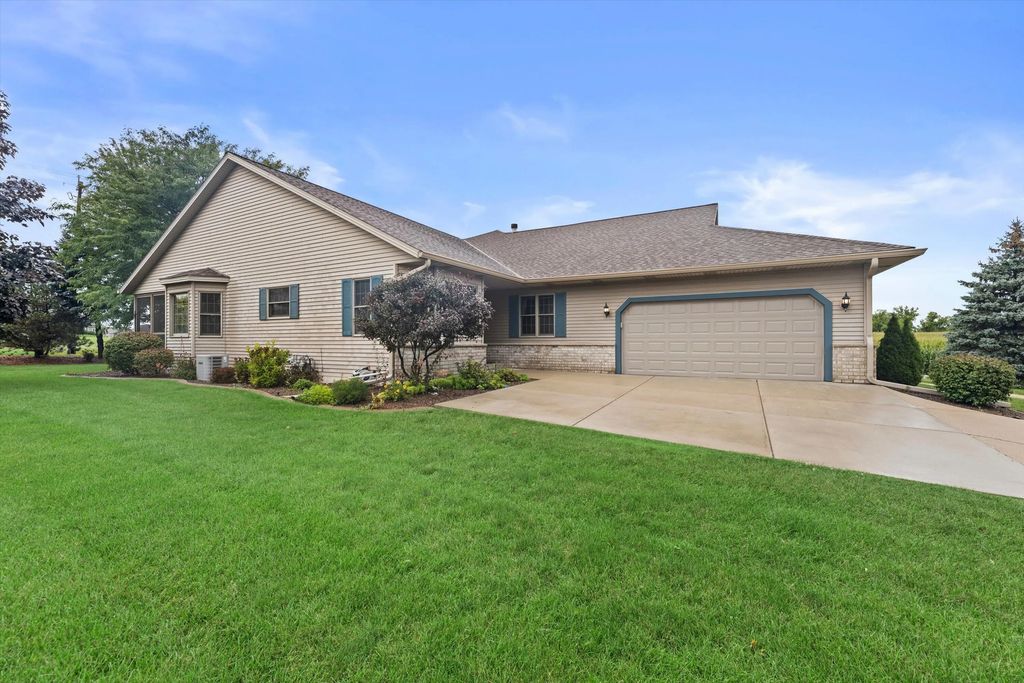 W155n6631 Blue Heron Dr, Menomonee Falls