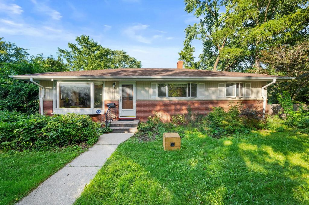 5788 N Milwaukee River Pkwy, Glendale