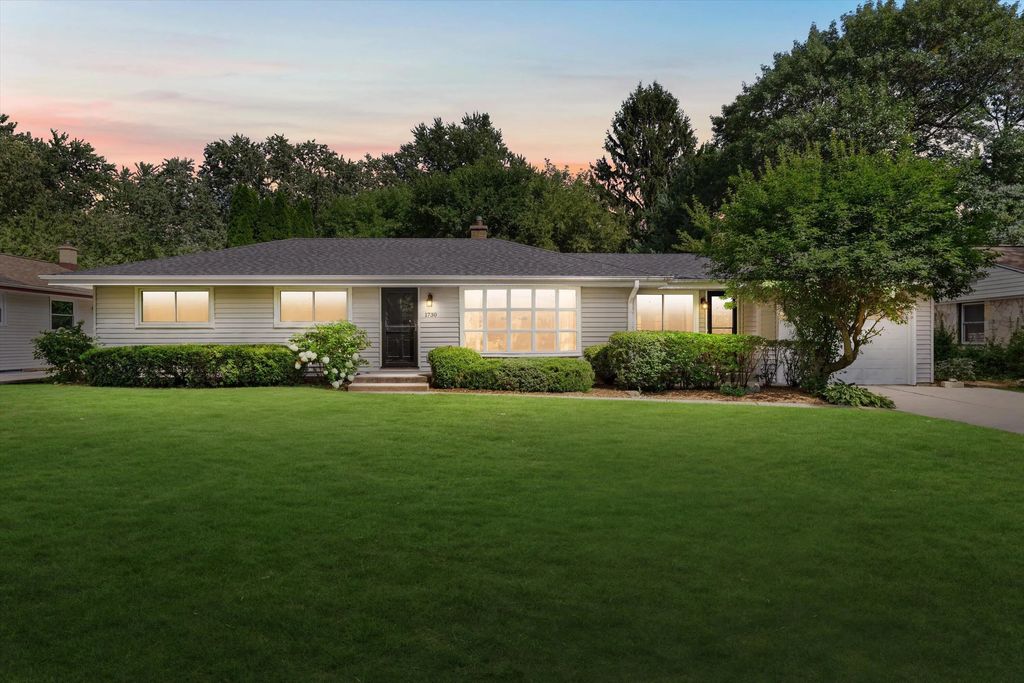 1730 N 118th St, Wauwatosa