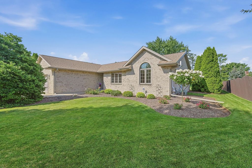 5004 White Fox Dr, Sheboygan