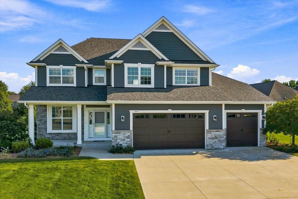 1815 E Lilac Ln, Oak Creek