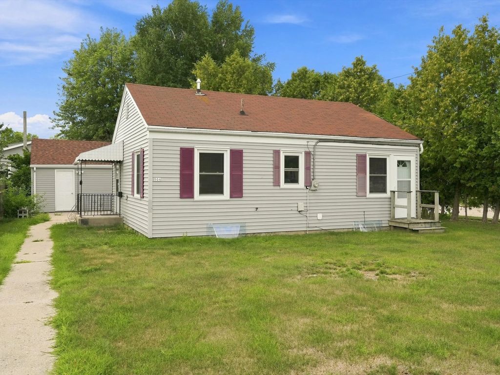 904 Raton Ct, Manitowoc