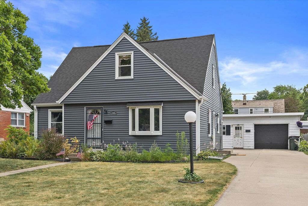725 Oak St, South Milwaukee