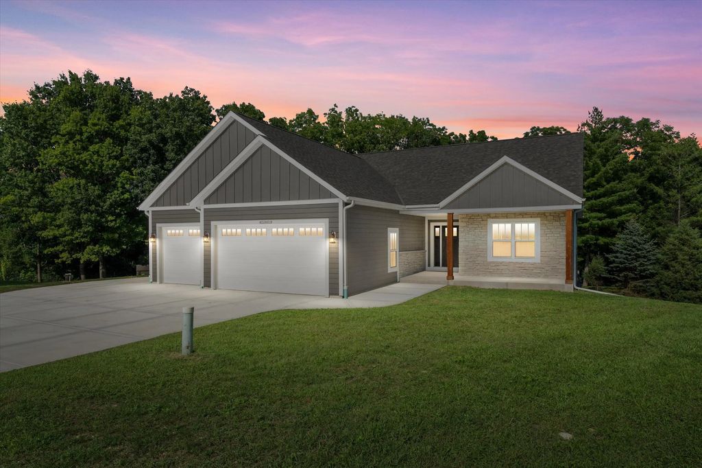W332n4518 Grace Ct, Nashotah