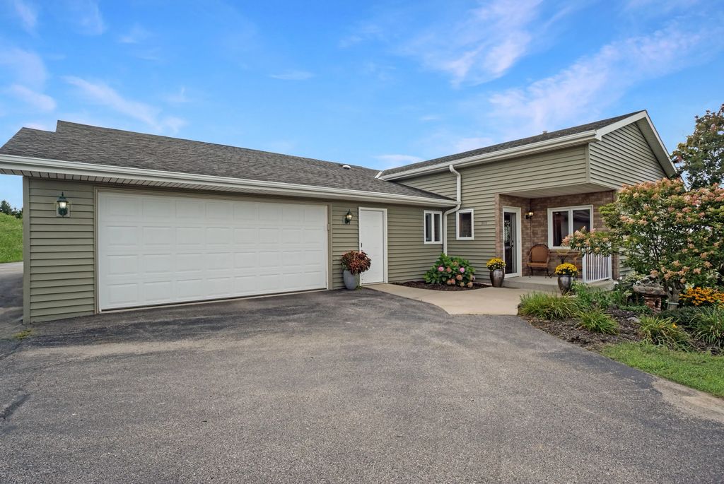 215 Watertower Cir, Iron Ridge