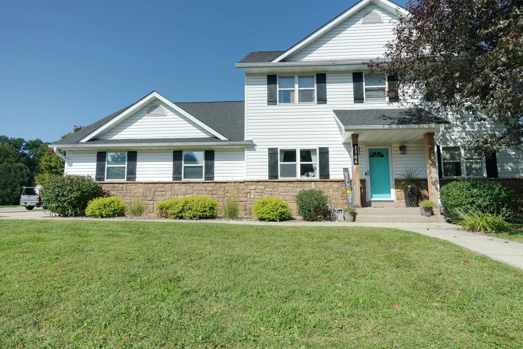 1166 Yosemite Rd, Oconomowoc