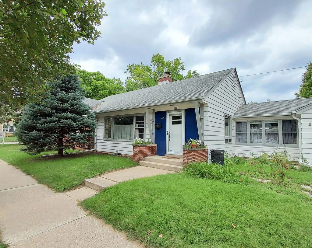 700 E Chateau Pl, Whitefish Bay