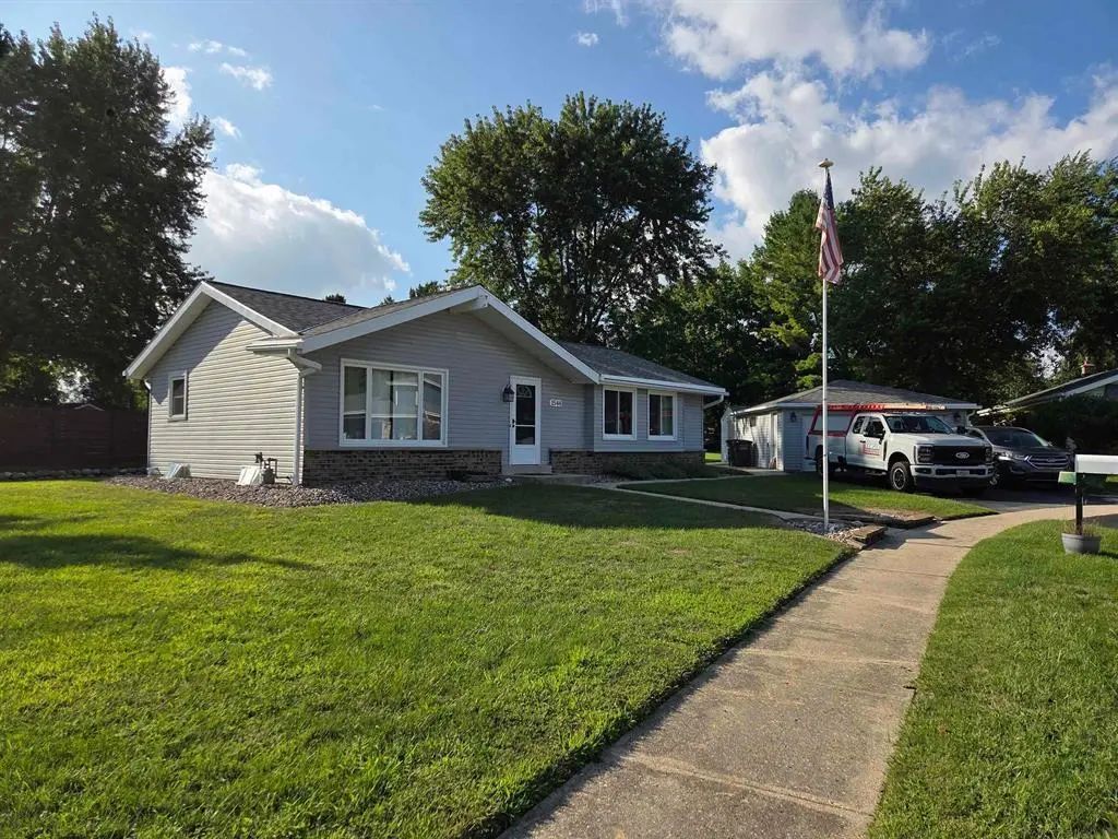 1544 Riverdale Dr, Oconomowoc