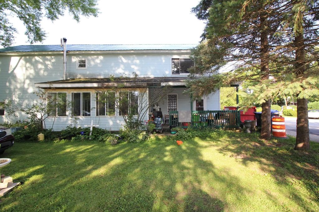 13 W Main St, Deerfield