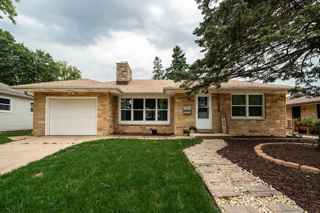 10321 W Manitoba St, West Allis