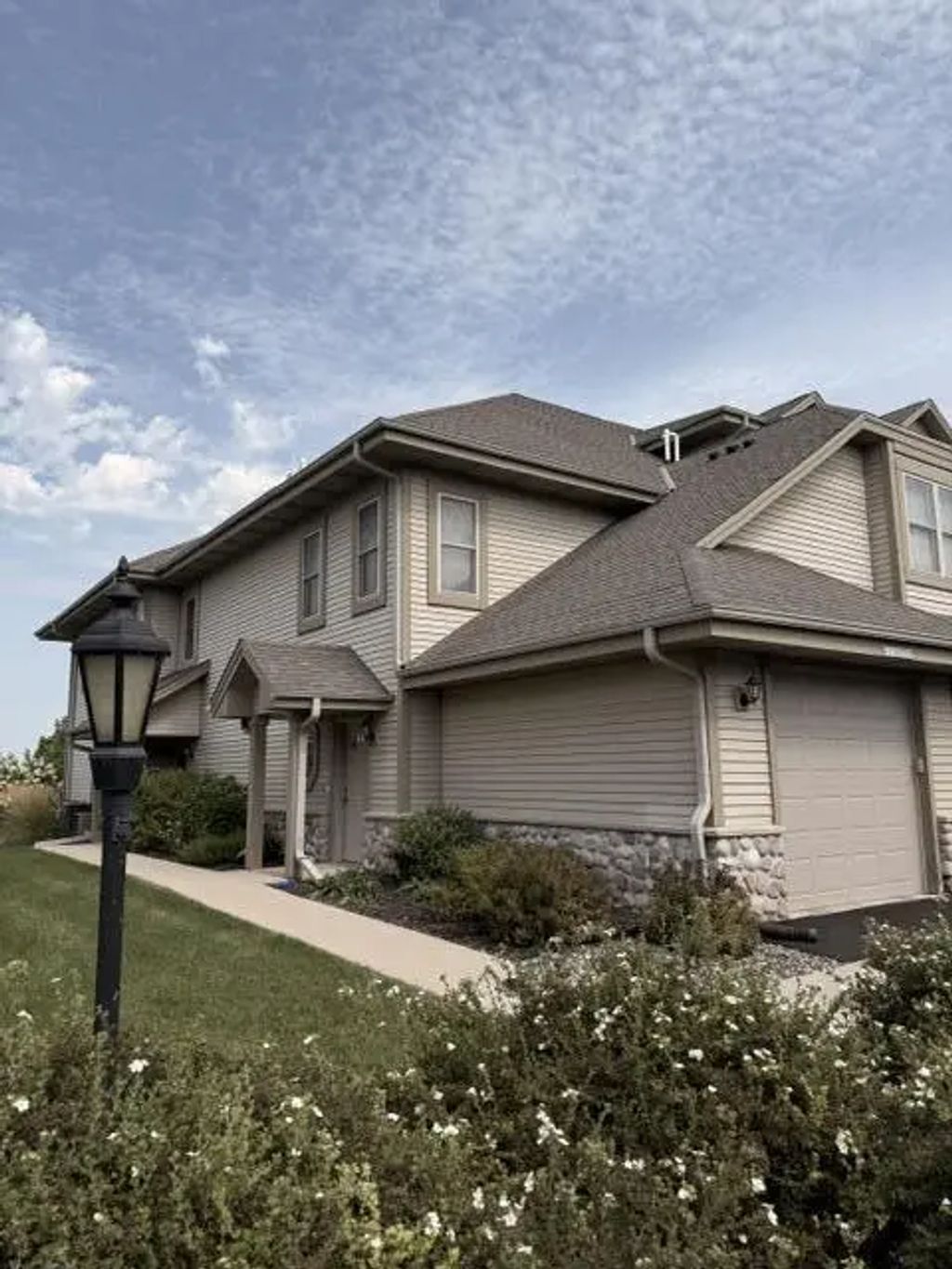 W173n5537 Ravenwood Dr 5537, Menomonee Falls
