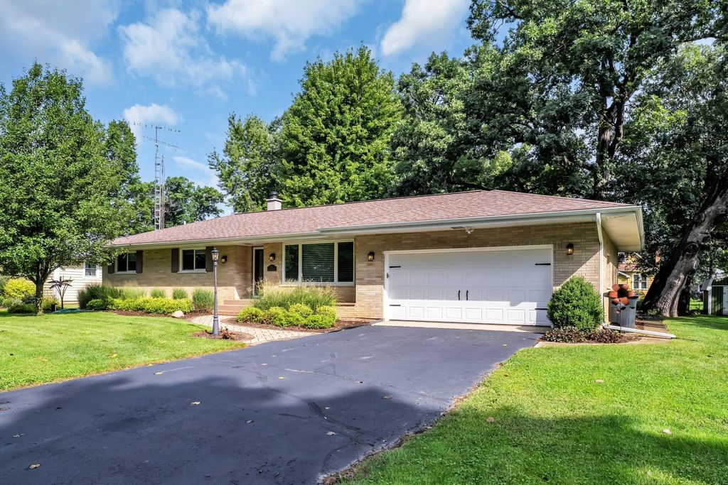 216 E Elm St, Salem Lakes
