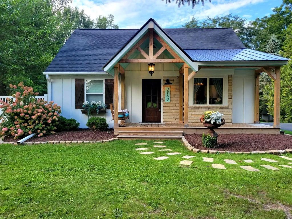 3760 Hubertus Rd, Richfield