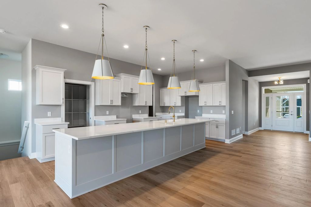 1731 N River Cir, River Hills