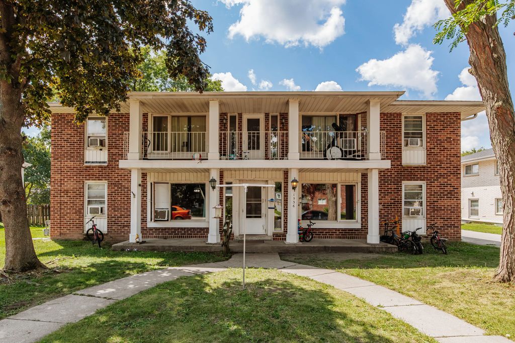 1536 David Ln, Waukesha