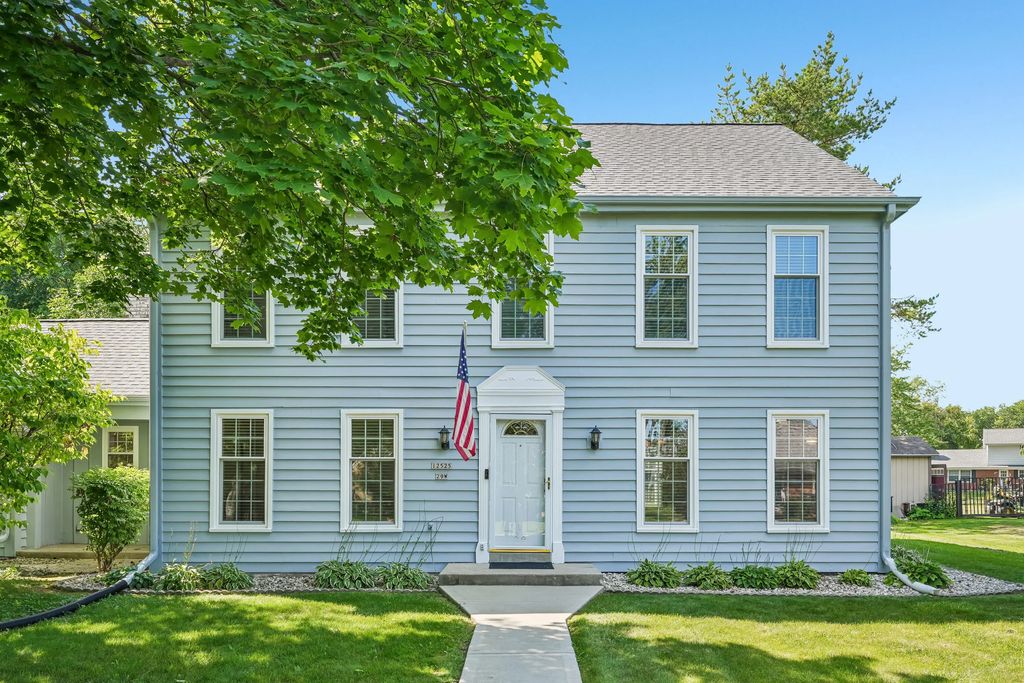 12525 N Woodland Dr, Mequon