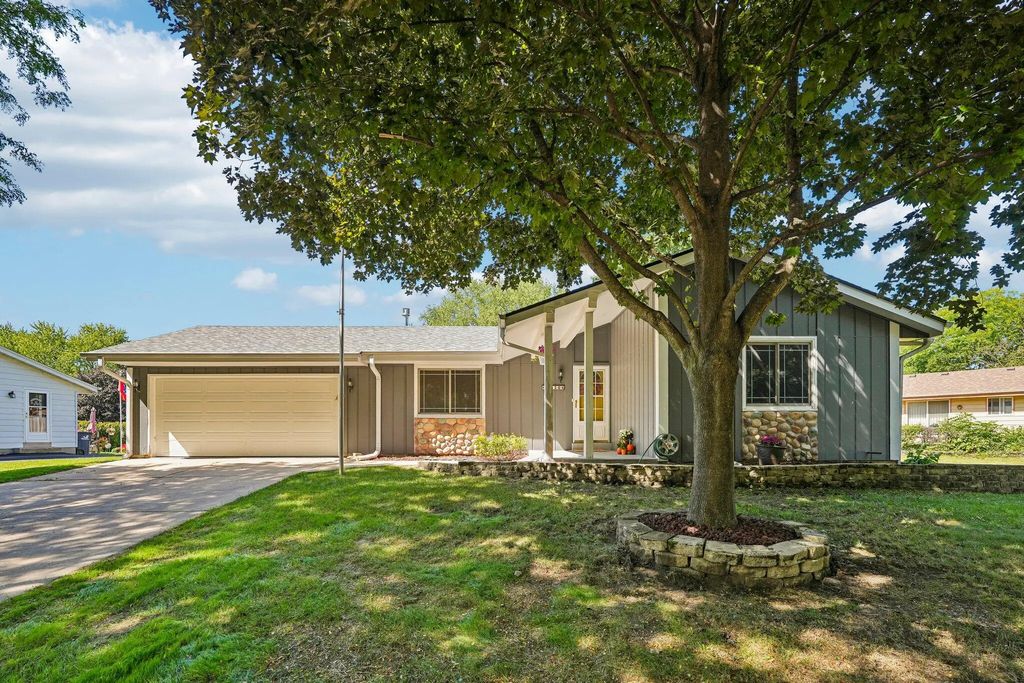 1830 Davis Ln, Waukesha