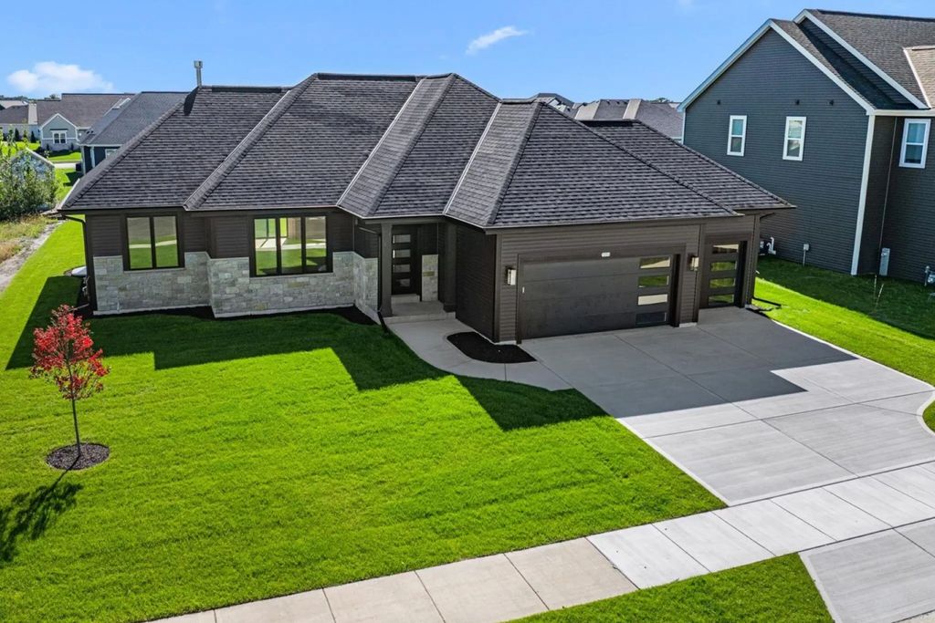 1283 Wild Rye Ln, Oconomowoc