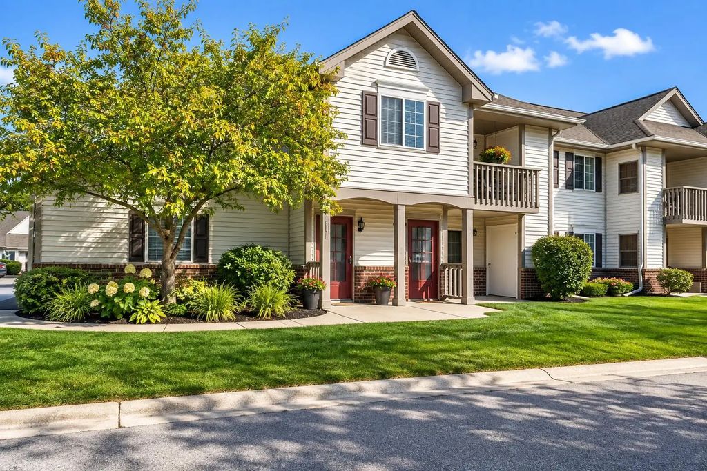 596 Pewaukee Rd C, Pewaukee