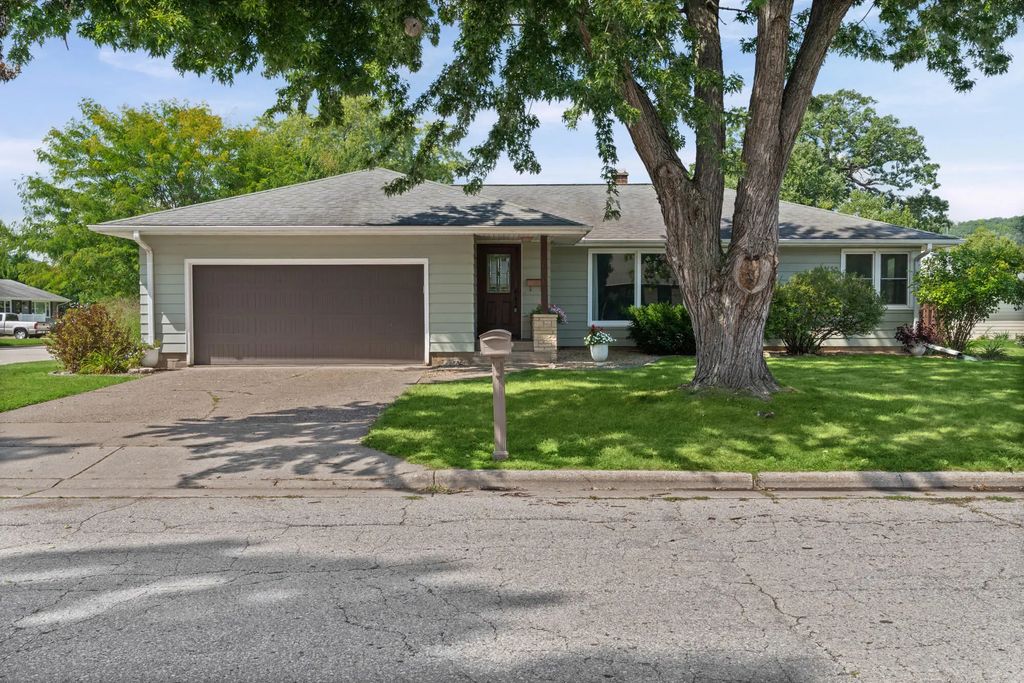 710 Oak Ter, La Crescent