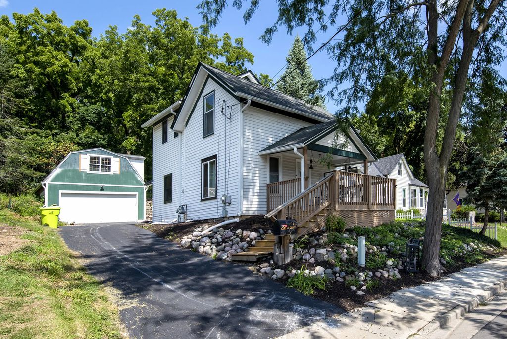 226 W Capitol Dr, Hartland