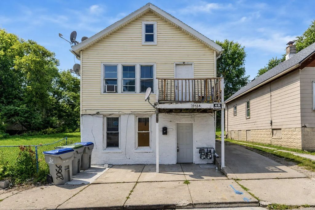 1953 S 5th Pl, Milwaukee