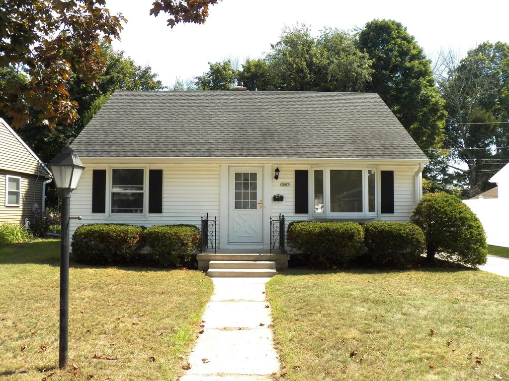 3807 Macarthur Dr, Manitowoc