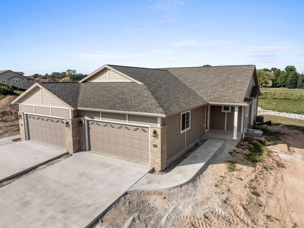 1920 Ravenswood Ln, Manitowoc