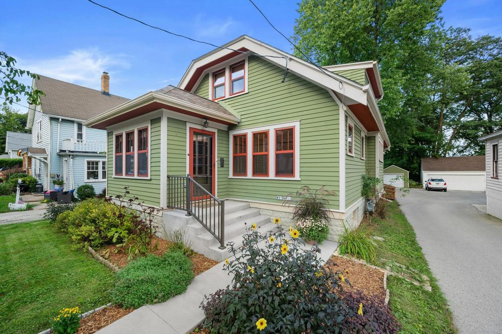 W57n512 Hilbert Ave, Cedarburg