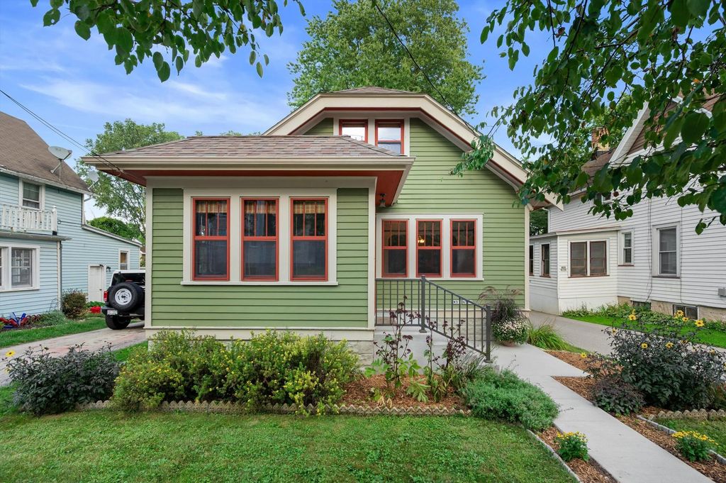 W57n512 Hilbert Ave, Cedarburg